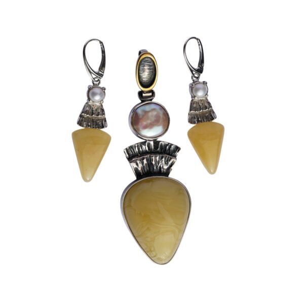 THE BALTIC AMBER & MOTHER-OF-PEARL ELEGANCE SET features a stunning pendant and earrings with elegant amber, silver detailing, and pearl accents.